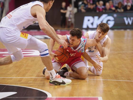 Am Boden: Grayson Murphy Telekom Baskets Bonn vs. SYNTAINICS MBC 23. Speiltag - Saison 2025 26