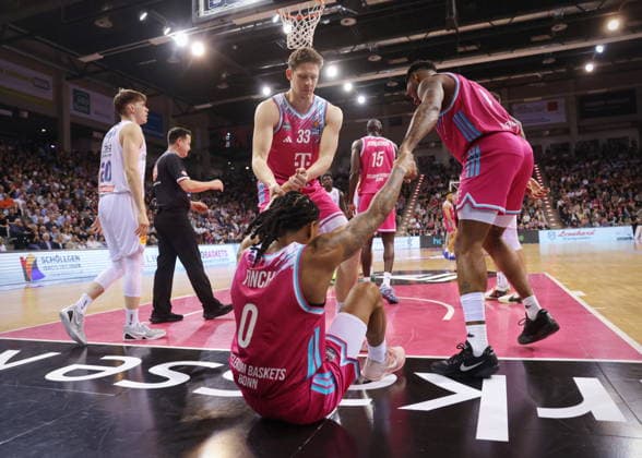 Am Boden: Jalen Finch, Patrick Heckmann, Jeff Garrett Telekom Baskets Bonn vs. SYNTAINICS MBC 23. Speiltag - Saison 2025 26