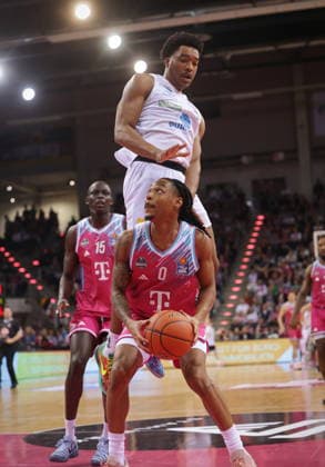Jeff Garrett Telekom Baskets Bonn vs. Marcus Foster SYNTAINICS MBC 23. Speiltag - Saison 2025 26