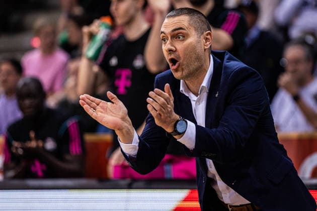 easyCredit Basketball Bundesliga, Telekom Baskets Bonn vs. Syntainics MBC, 08.03.2026 Marko Stankovic (Telekom Baskets Bonn Head Coach) applaudiert - easyCredit Basketball Bundesliga, Telekom Baskets Bonn vs. Syntainics MBC, 08.03.2026, Telekom Dome Bonn Copyright: xBEAUTIFULxSPORTS Derixx