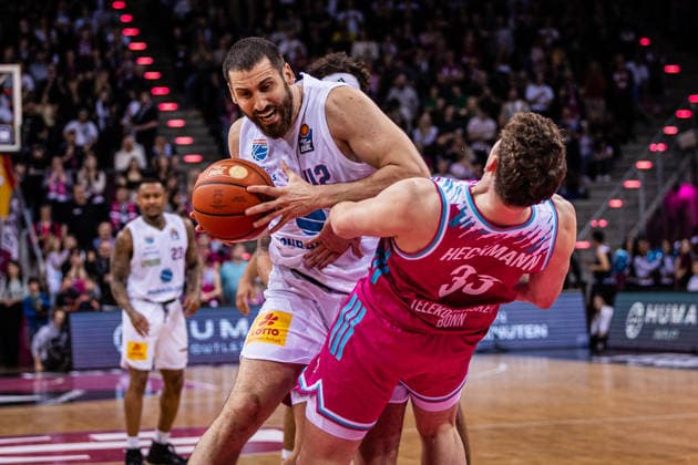 easyCredit Basketball Bundesliga, Telekom Baskets Bonn vs. Syntainics MBC, 08.03.2026 Nemanja Djurisic (Syntainics MBC 42) mit viel Power gegen Patrick Heckmann (Telekom Baskets Bonn 33) - easyCredit Basketball Bundesliga, Telekom Baskets Bonn vs. Syntainics MBC, 08.03.2026, Telekom Dome Bonn Copyright: xBEAUTIFULxSPORTS Derixx