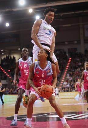 Jeff Garrett Telekom Baskets Bonn vs. Marcus Foster SYNTAINICS MBC 23. Speiltag - Saison 2025 26