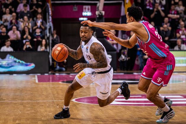 easyCredit Basketball Bundesliga, Telekom Baskets Bonn vs. Syntainics MBC, 08.03.2026 Charles Callison (Syntainics MBC 23) gegen Joel Aminu (Telekom Baskets Bonn 21) - easyCredit Basketball Bundesliga, Telekom Baskets Bonn vs. Syntainics MBC, 08.03.2026, Telekom Dome Bonn Copyright: xBEAUTIFULxSPORTS Derixx
