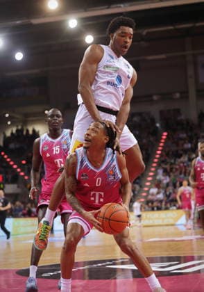 Jeff Garrett Telekom Baskets Bonn vs. Marcus Foster SYNTAINICS MBC 23. Speiltag - Saison 2025 26