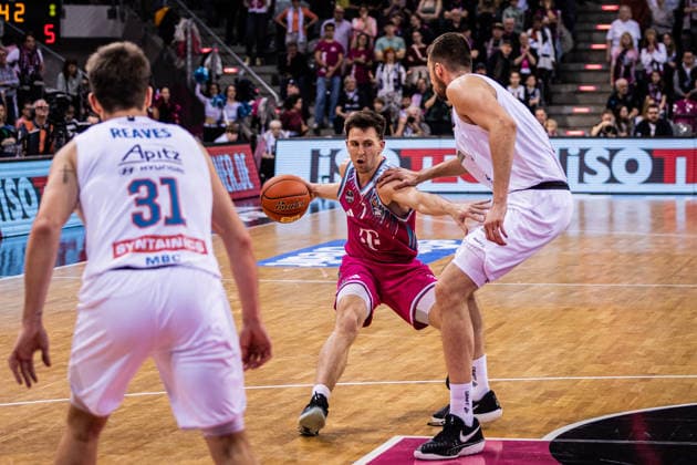 easyCredit Basketball Bundesliga, Telekom Baskets Bonn vs. Syntainics MBC, 08.03.2026 Grayson Murphy (Telekom Baskets Bonn 7) gegen Jure Planinic (Syntainics MBC 44) und Spencer Reaves (Syntainics MBC 31) - easyCredit Basketball Bundesliga, Telekom Baskets Bonn vs. Syntainics MBC, 08.03.2026, Telekom Dome Bonn Copyright: xBEAUTIFULxSPORTS Derixx
