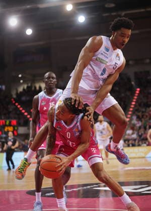 Jeff Garrett Telekom Baskets Bonn vs. Marcus Foster SYNTAINICS MBC 23. Speiltag - Saison 2025 26