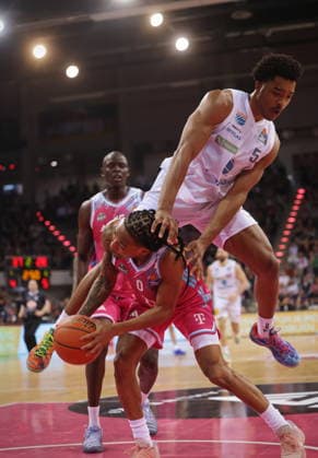 Jeff Garrett Telekom Baskets Bonn vs. Marcus Foster SYNTAINICS MBC 23. Speiltag - Saison 2025 26