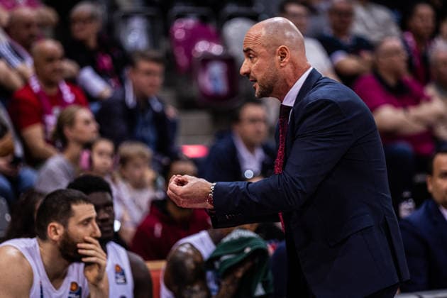easyCredit Basketball Bundesliga, Telekom Baskets Bonn vs. Syntainics MBC, 08.03.2026 Milenko Bogicevic (Syntainics MBC Headcoach) versucht sein Team zu verbessern - easyCredit Basketball Bundesliga, Telekom Baskets Bonn vs. Syntainics MBC, 08.03.2026, Telekom Dome Bonn Copyright: xBEAUTIFULxSPORTS Derixx