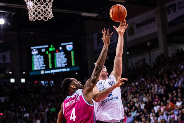 easyCredit Basketball Bundesliga, Telekom Baskets Bonn vs. Syntainics MBC, 08.03.2026 Collin Welp (Syntainics MBC 40) gegen Jeff Garrett Jr. (Telekom Baskets Bonn 4) - easyCredit Basketball Bundesliga, Telekom Baskets Bonn vs. Syntainics MBC, 08.03.2026, Telekom Dome Bonn Copyright: xBEAUTIFULxSPORTS Derixx