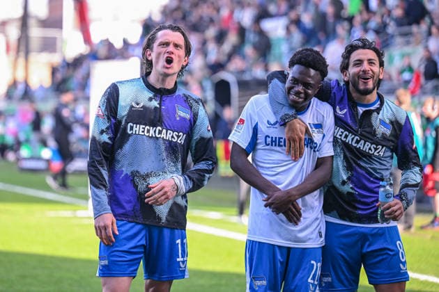 08.03.2026, Fussball, 2. Bundesliga, 25. Spieltag Saison 2025 2026, Preußen Münster - Hertha BSC, Fabian Reese (Hertha BSC) feiert Boris Mamuzah Lum (Hertha BSC) mit Kevin Sessa (Hertha BSC) zusammen xRHR-FOTO TKx