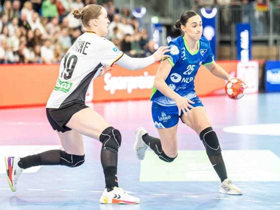 Ivona Barukcic (Slovenia, 25) wird von Nieke Kuehne (Deutschland, 19) gestoert, Deutschland vs. Slowenien, Handball, EM-Qualifikation, Frauen, Spielzeit 2025 2026, 08.03.2026, Deutschland vs. Slowenien, Handball, EM-Qualifikation, Frauen, Spielzeit 2025 2026, 08.03.2026 Heidelberg Copyright: xEibner-Pressefoto MichaelxSchmidx EP_MST