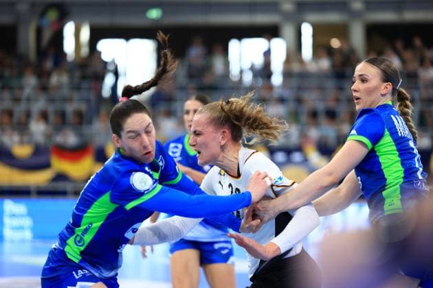 Szene mit Annika Lott (23; Deutschland) und Spieler von Team Person 10759 Handball I Frauen I EM-Qualifikation Nationalmannschaft I Deutschland – Slowenien I 08.03.2026