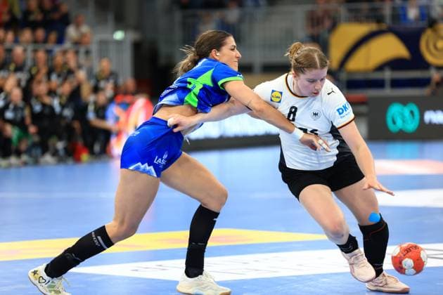 Szene mit Nina Engel (8; Deutschland) und Spieler von Team Person 10759 Handball I Frauen I EM-Qualifikation Nationalmannschaft I Deutschland – Slowenien I 08.03.2026