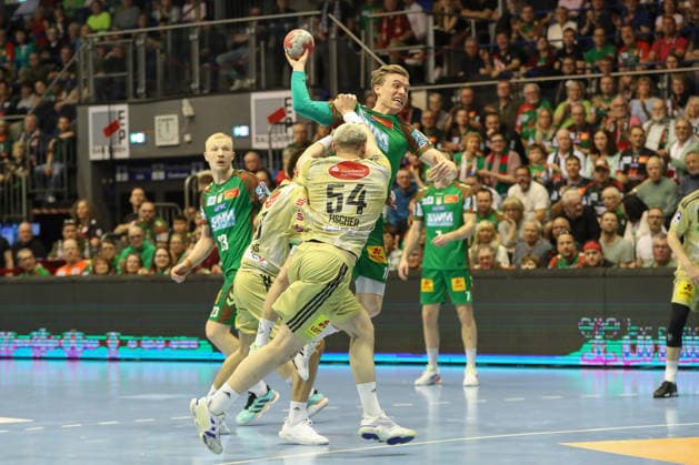 08.03.2026, xgox, Handball - Daikin HBL SC Magdeburg - TSV Hannover-Burgdorf emspor, v.l. Justus Fischer (Hannover, 54), Gisli Thorgeir Kristjansson (Magdeburg, 10) Zweikampf, Duell, Kampf, tackle Magdeburg
