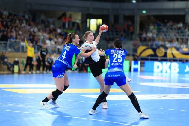 Szene mit Nina Engel (8; Deutschland), Erin Novak (4; Slowenien) und Ivona Barukcic (25; Slowenien) Handball I Frauen I EM-Qualifikation Nationalmannschaft I Deutschland – Slowenien I 08.03.2026