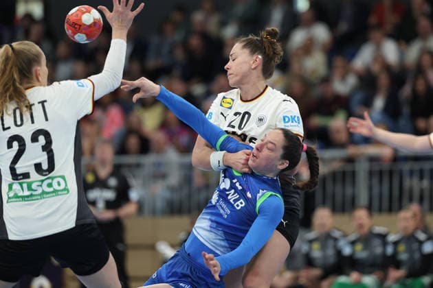 Deutschland - Slowenien, Handball-EM-Qualifikation der Frauen Emily Vogel (Deutschland, 20) hat Spela Bajc (Slowenien, 19) am Kreis fest im Griff. Links Annika Lott (Deutschland, 23). Handball-EM-Qualifikationsspiel der Frauen zwischen Deutschland und Slowenien am 8. März im SNP dome Heidelberg., Heidelberg Baden-Württemberg Deutschland SNP dome