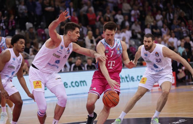 Grayson Murphy (Bonn) am Ball zwischen Jure Planinic (MBC, L) und Nemanja Djurisic (MBC), Telekom Baskets Bonn vs Syntainics MBC, easyCredit BBL, 23. Spieltag, Telekom Dome Bonn, 08.03.2026.