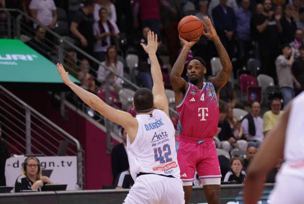 Jeff Garrett (Bonn) wirft vor Nemanja Djurisic (MBC), Telekom Baskets Bonn vs Syntainics MBC, easyCredit BBL, 23. Spieltag, Telekom Dome Bonn, 08.03.2026.