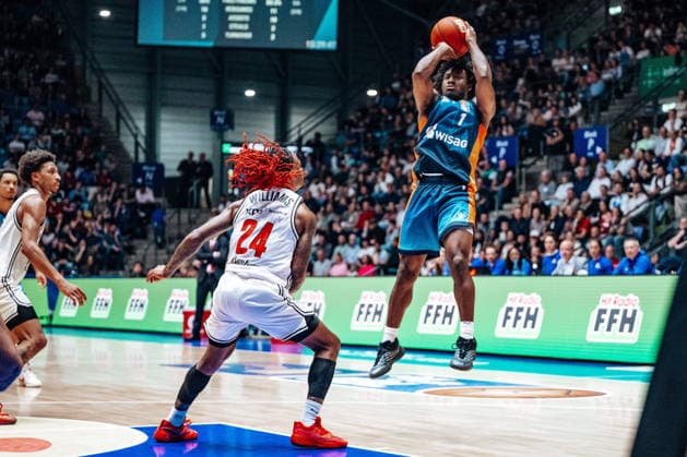 Cobe Williams (Bamberg Baskets, 24), Isaiah Swope (Skyliners Frankfurt, 01) GER, Skyliners Frankfurt vs. Bamberg Baskets, Basketball, easycredit BBL, Bundesliga, 23 Spieltag, Saison 2025 2026. 08.03.2026 Eibner-Pressefoto Attila Ziga GER, Skyliners Frankfurt vs. Bamberg Baskets, Basketball, easycredit BBL, Bundesliga, 23 Spieltag, Saison 2025 2026. 08.03.2026 Frankfurt am Main Copyright: xEibner-Pressefotox EP_AZA