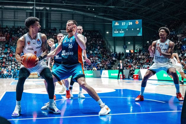 Ibi Watson (Bamberg Baskets, 02), Radii Caisin (Skyliners Frankfurt, 16) GER, Skyliners Frankfurt vs. Bamberg Baskets, Basketball, easycredit BBL, Bundesliga, 23 Spieltag, Saison 2025 2026. 08.03.2026 Eibner-Pressefoto Attila Ziga GER, Skyliners Frankfurt vs. Bamberg Baskets, Basketball, easycredit BBL, Bundesliga, 23 Spieltag, Saison 2025 2026. 08.03.2026 Frankfurt am Main Copyright: xEibner-Pressefotox EP_AZA