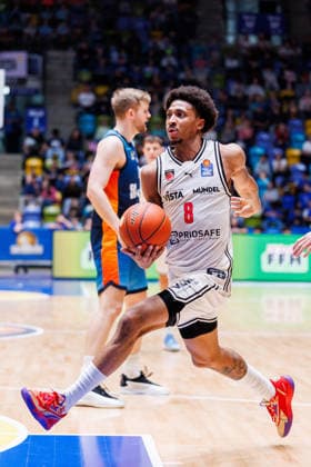 easycredit BBL, Frankfurt Skyliners - BMA365 Bamberg Baskets, 08.03.2026 Demarcus Demonia (BMA365 Bamberg Baskets, 8) zieht mit dem Ball zum Korb Spiel der easycredit BBL Frankfurt Skyliners - BMA365 Bamberg Baskets; am 23. Spieltag der Saison 25 26 in der Süwag Energie ARENA am 08.03.2026 Copyright: xBEAUTIFULxSPORTS Hahnex