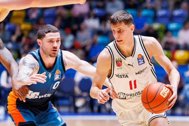 easycredit BBL, Frankfurt Skyliners - BMA365 Bamberg Baskets, 08.03.2026 Richard Balint (BMA365 Bamberg Baskets, 11) mit Ball gegen Logan Johnson (Frankfurt Skyliners, 0) Spiel der easycredit BBL Frankfurt Skyliners - BMA365 Bamberg Baskets; am 23. Spieltag der Saison 25 26 in der Süwag Energie ARENA am 08.03.2026 Copyright: xBEAUTIFULxSPORTS Hahnex