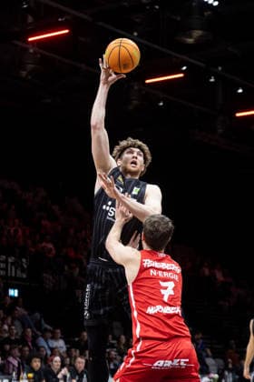Nuernberg Falcons BC - Tigers Tuebingen, Herren, 2. Bundesliga, Barmer 2. Basketball Bundesliga, pro A, 26. Spieltag, Spielzeit 2025 2026, 08.03.2026 Lukas Milner (Tigers Tuebingen, 17) beim Hookshot