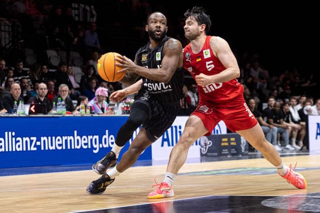 Nuernberg Falcons BC - Tigers Tuebingen, Herren, 2. Bundesliga, Barmer 2. Basketball Bundesliga, pro A, 26. Spieltag, Spielzeit 2025 2026, 08.03.2026 Jordan Johnson (Tigers Tuebingen, 11) gegen Tim Koepple (Nuernberg Falcons, 05)