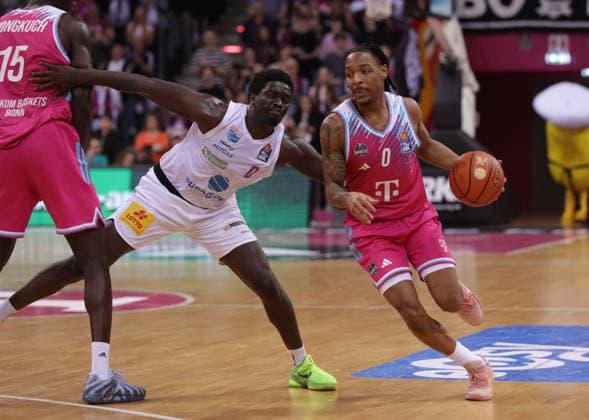 Jalen Finch (Bonn) am Ball gegen Khyri Thomas (MBC), Telekom Baskets Bonn vs Syntainics MBC, easyCredit BBL, 23. Spieltag, Telekom Dome Bonn, 08.03.2026.