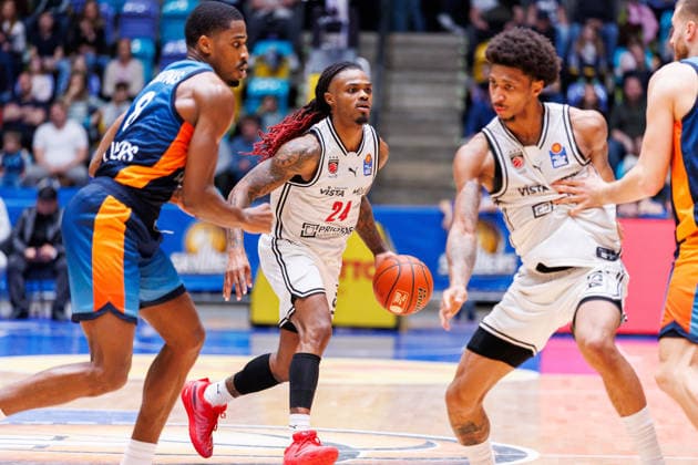 easycredit BBL, Frankfurt Skyliners - BMA365 Bamberg Baskets, 08.03.2026 Cobe Williams (BMA365 Bamberg Baskets, 24) mit Ball gegne William Christmas (Frankfurt Skyliners, 8) Spiel der easycredit BBL Frankfurt Skyliners - BMA365 Bamberg Baskets; am 23. Spieltag der Saison 25 26 in der Süwag Energie ARENA am 08.03.2026 Copyright: xBEAUTIFULxSPORTS Hahnex
