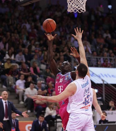 Kur Jongkuch (Bonn) wirft vor Nemanja Djurisic (MBC), Telekom Baskets Bonn vs Syntainics MBC, easyCredit BBL, 23. Spieltag, Telekom Dome Bonn, 08.03.2026.