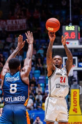 easycredit BBL, Frankfurt Skyliners - BMA365 Bamberg Baskets, 08.03.2026 Cobe Williams (BMA365 Bamberg Baskets, 24) mit einem Distanzwurf gegen William Christmas (Frankfurt Skyliners, 8) Spiel der easycredit BBL Frankfurt Skyliners - BMA365 Bamberg Baskets; am 23. Spieltag der Saison 25 26 in der Süwag Energie ARENA am 08.03.2026 Copyright: xBEAUTIFULxSPORTS Hahnex