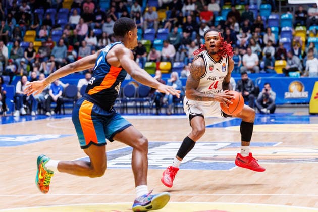 easycredit BBL, Frankfurt Skyliners - BMA365 Bamberg Baskets, 08.03.2026 Cobe Williams (BMA365 Bamberg Baskets, 24) mit Ball gegen William Christmas (Frankfurt Skyliners, 8) Spiel der easycredit BBL Frankfurt Skyliners - BMA365 Bamberg Baskets; am 23. Spieltag der Saison 25 26 in der Süwag Energie ARENA am 08.03.2026 Copyright: xBEAUTIFULxSPORTS Hahnex