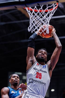 easycredit BBL, Frankfurt Skyliners - BMA365 Bamberg Baskets, 08.03.2026 Ejiofor Onu (BMA365 Bamberg Baskets, 35) versenkt einen beidhändigen Dunk; William Christmas (Frankfurt Skyliners, 8) kann nur noch zuschauen Spiel der easycredit BBL Frankfurt Skyliners - BMA365 Bamberg Baskets; am 23. Spieltag der Saison 25 26 in der Süwag Energie ARENA am 08.03.2026 Copyright: xBEAUTIFULxSPORTS Hahnex
