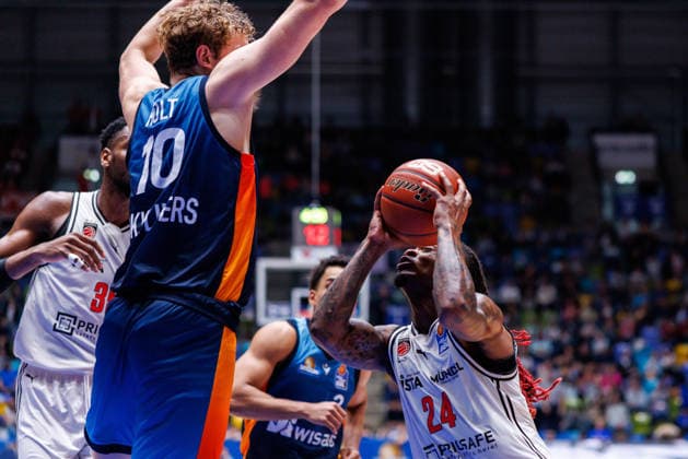 easycredit BBL, Frankfurt Skyliners - BMA365 Bamberg Baskets, 08.03.2026 Cobe Williams (BMA365 Bamberg Baskets, 24) zieht zum Korb; Jacob Holt (Frankfurt Skyliners, 10) stellt sich ihm in den Weg Spiel der easycredit BBL Frankfurt Skyliners - BMA365 Bamberg Baskets; am 23. Spieltag der Saison 25 26 in der Süwag Energie ARENA am 08.03.2026 Copyright: xBEAUTIFULxSPORTS Hahnex