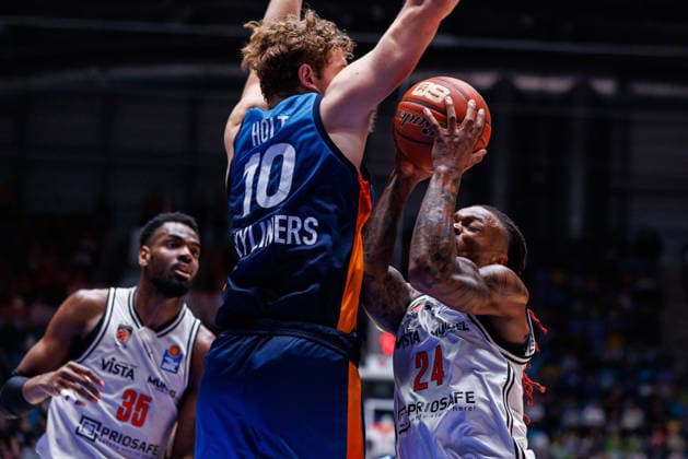 easycredit BBL, Frankfurt Skyliners - BMA365 Bamberg Baskets, 08.03.2026 Cobe Williams (BMA365 Bamberg Baskets, 24) zieht zum Korb; Jacob Holt (Frankfurt Skyliners, 10) stellt sich ihm in den Weg Spiel der easycredit BBL Frankfurt Skyliners - BMA365 Bamberg Baskets; am 23. Spieltag der Saison 25 26 in der Süwag Energie ARENA am 08.03.2026 Copyright: xBEAUTIFULxSPORTS Hahnex