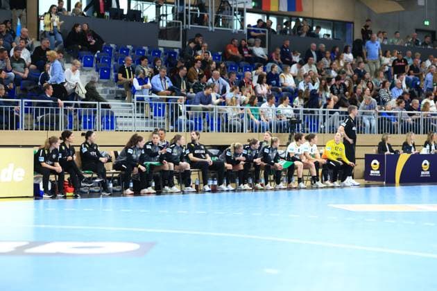 Szene mit Emily Vogel (20; Deutschland) und Frederick Griesbach (998; Deutschland) Handball I Frauen I EM-Qualifikation Nationalmannschaft I Deutschland – Slowenien I 08.03.2026