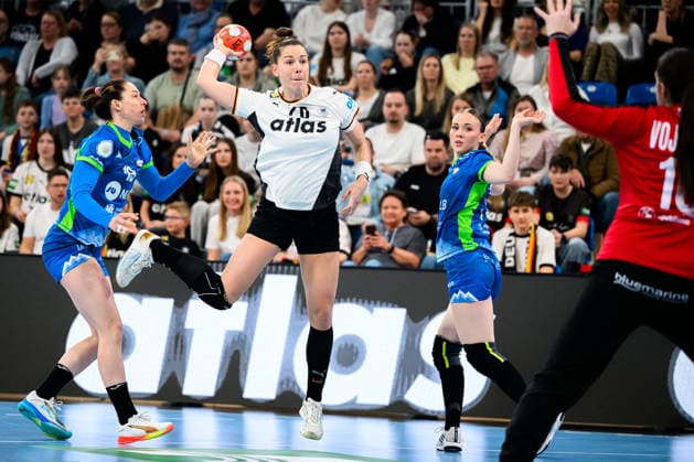 Handball, Frauen: EM-Qualifikation, Deutschland - Slowenien, 2. Runde, Gruppe 3, v.li. Spela Bajc (Slowenien), Emily Vogel (Deutschland), Torhueterin Maja Vojnovic (Slowenien) Heidelberg SNP Dome Baden-Württemberg Deutschland