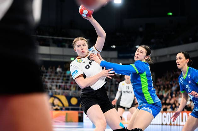Handball, Frauen: EM-Qualifikation, Deutschland - Slowenien, 2. Runde, Gruppe 3, Nina Engel (Deutschland), Spela Bajc (Slowenien) Heidelberg SNP Dome Baden-Württemberg Deutschland