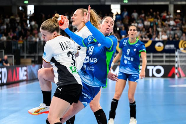 Handball, Frauen: EM-Qualifikation, Deutschland - Slowenien, 2. Runde, Gruppe 3, v. li. im Zweikampf Alexia Hauf (Deutschland) und Spela Bajc (Slowenien) Heidelberg SNP Dome Baden-Württemberg Deutschland