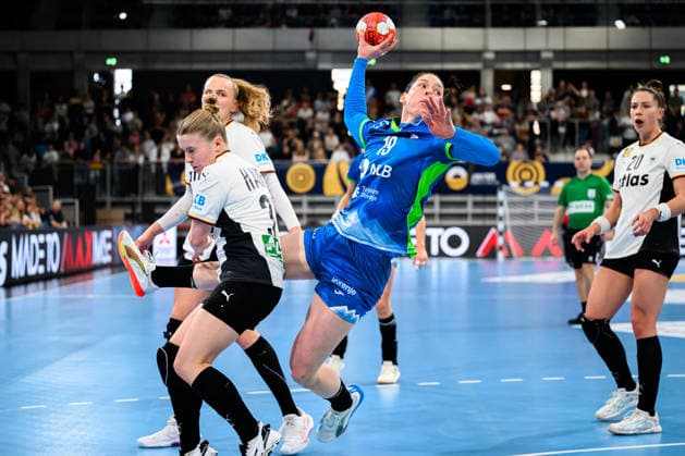 Handball, Frauen: EM-Qualifikation, Deutschland - Slowenien, 2. Runde, Gruppe 3, v.li. Alexia Hauf (Deutschland), Spela Bajc (Slowenien) Heidelberg SNP Dome Baden-Württemberg Deutschland