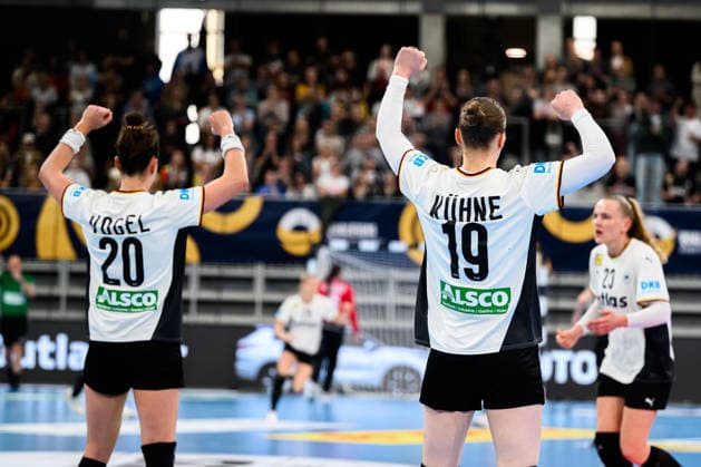 Handball, Frauen: EM-Qualifikation, Deutschland - Slowenien, 2. Runde, Gruppe 3, Emily Vogel (Deutschland), Nieke Kühne Kuehne (Deutschland) Jubel Freude Emotion Heidelberg SNP Dome Baden-Württemberg Deutschland
