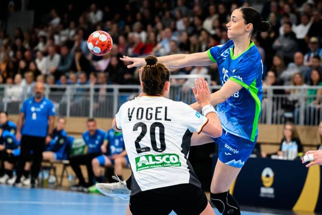 Handball, Frauen: EM-Qualifikation, Deutschland - Slowenien, 2. Runde, Gruppe 3, Emily Vogel (Deutschland), Ivona Barukcic (Slowenien) Heidelberg SNP Dome Baden-Württemberg Deutschland