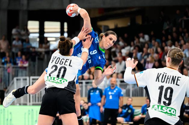 Handball, Frauen: EM-Qualifikation, Deutschland - Slowenien, 2. Runde, Gruppe 3, v. li. im Zweikampf Emily Vogel (Deutschland) und Ana Abina (Slowenien), Nieke Kühne Kuehne (Deutschland) Heidelberg SNP Dome Baden-Württemberg Deutschland