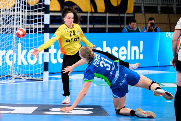 Handball, Frauen: EM-Qualifikation, Deutschland - Slowenien, 2. Runde, Gruppe 3, Torhueterin Sarah Wachter (Deutschland), Lana Puncer (Slowenien) Heidelberg SNP Dome Baden-Württemberg Deutschland