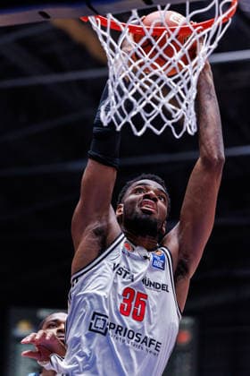 easycredit BBL, Frankfurt Skyliners - BMA365 Bamberg Baskets, 08.03.2026 Ejiofor Onu (BMA365 Bamberg Baskets, 35) versenkt einen beidhändigen Dunk; William Christmas (Frankfurt Skyliners, 8) kann nur noch zuschauen Spiel der easycredit BBL Frankfurt Skyliners - BMA365 Bamberg Baskets; am 23. Spieltag der Saison 25 26 in der Süwag Energie ARENA am 08.03.2026 Copyright: xBEAUTIFULxSPORTS Hahnex