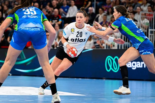Handball, Frauen: EM-Qualifikation, Deutschland - Slowenien, 2. Runde, Gruppe 3, v.li. Nina Kovsca (Slowenien), Emily Vogel (Deutschland), Ana Abina (Slowenien) Heidelberg SNP Dome Baden-Württemberg Deutschland