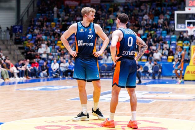 easycredit BBL, Frankfurt Skyliners - BMA365 Bamberg Baskets, 08.03.2026 Till Pape (Frankfurt Skyliners, 19) und Logan Johnson (Frankfurt Skyliners, 0) stemmen ratlos die Hände an die Hüfte; Frust Spiel der easycredit BBL Frankfurt Skyliners - BMA365 Bamberg Baskets; am 23. Spieltag der Saison 25 26 in der Süwag Energie ARENA am 08.03.2026 Copyright: xBEAUTIFULxSPORTS Hahnex