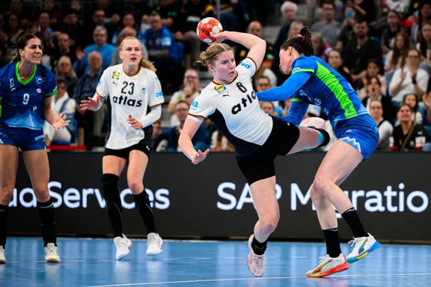 Handball, Frauen: EM-Qualifikation, Deutschland - Slowenien, 2. Runde, Gruppe 3, Nina Engel (Deutschland), Spela Bajc (Slowenien) Heidelberg SNP Dome Baden-Württemberg Deutschland