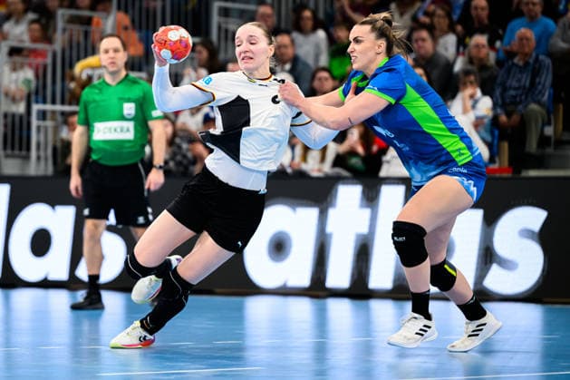 Handball, Frauen: EM-Qualifikation, Deutschland - Slowenien, 2. Runde, Gruppe 3, v. li. im Zweikampf Nieke Kühne Kuehne (Deutschland) und Erin Novak (Slowenien) Heidelberg SNP Dome Baden-Württemberg Deutschland